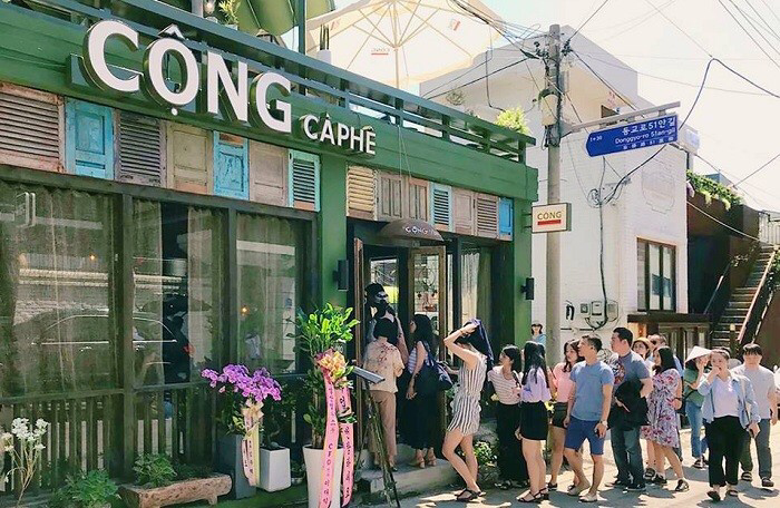 Khách hàng xếp hàng đợi đến lượt ở quán café Cộng “Hàn Quốc”